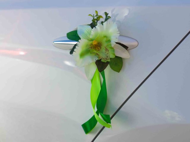 Украшения на двери машины в виде орхидей
